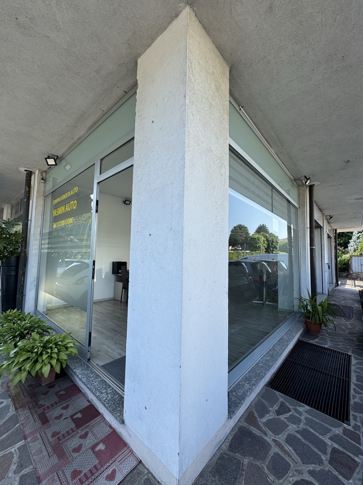 Ingresso e vetrina Yasmin Auto con insegna Compra Vendita Auto